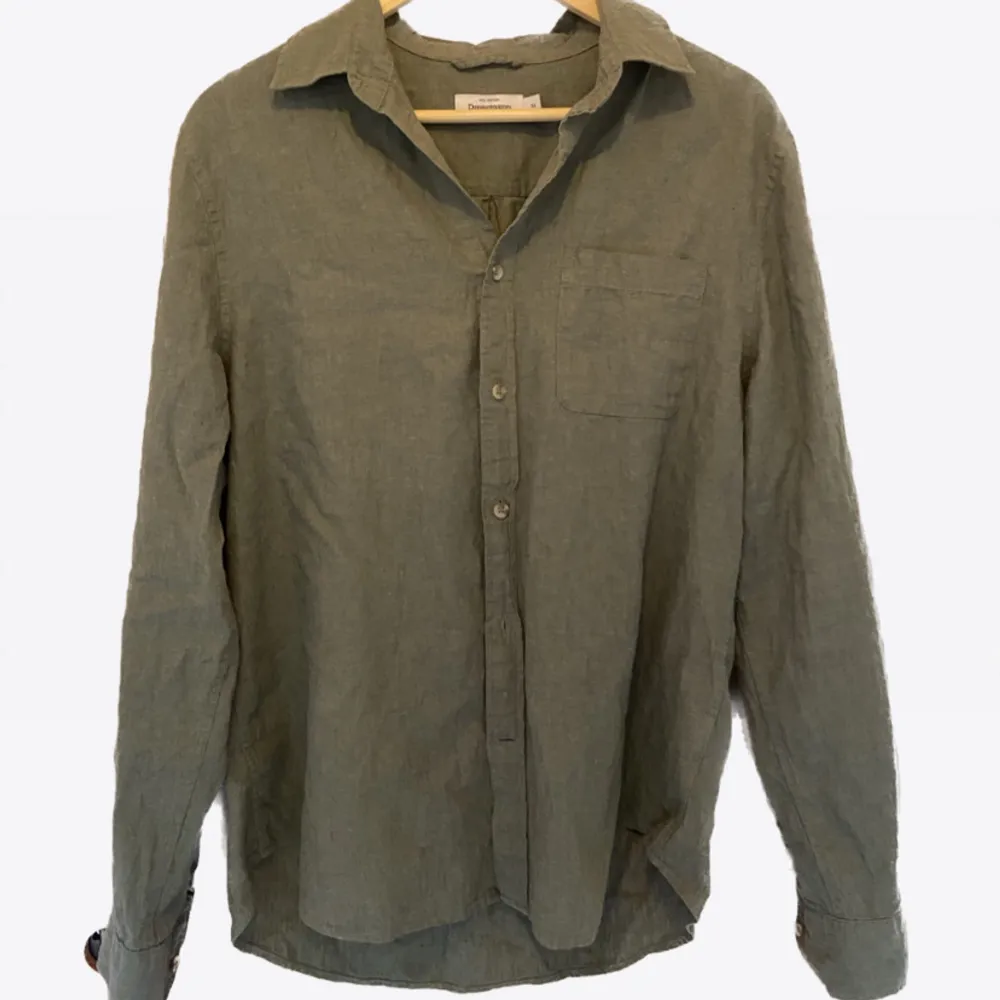 En grön linneskjorta helt oanvänd ifrån dressman, bröstficka och unik färg. . Skjortor.