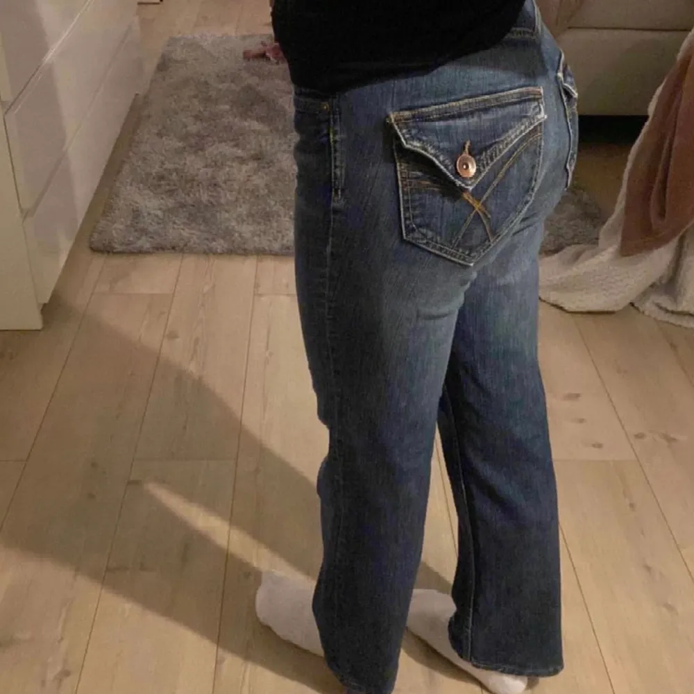 Snygga lowwaist jeans med coola fickor. Passar mig som är 164.  Bilderna är från en annan säljare, jag köpte men ångrade mig.  Skriv för fler bilder. . Jeans & Byxor.