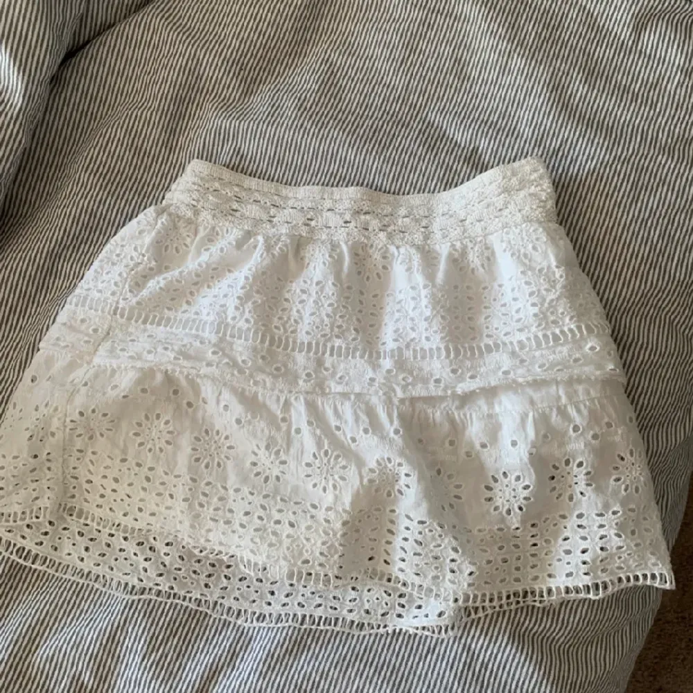 Säljer nu denna zara kjol köpt förra året och finns inte längre, väl använd endast en defekt (se bild 2) syns ej på!!❤️❤️ förra va oseriös så endast seriösa bud nu!. Kjolar.