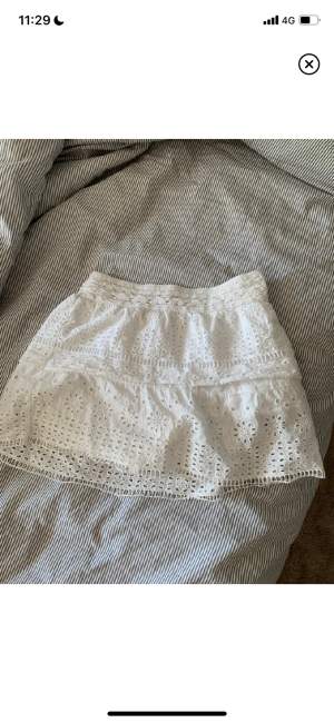 Säljer nu denna zara kjol köpt förra året och finns inte längre, väl använd endast en defekt (se bild 2) syns ej på!!❤️❤️ förra va oseriös så endast seriösa bud nu!