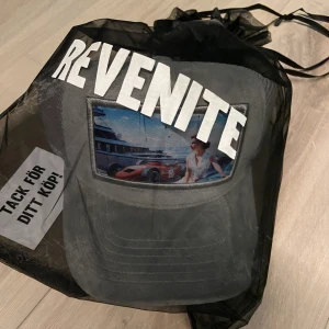 Revenite Monaco Gray Velvet Cap - Monaco Gray Velvet Cap Från Revenite. Exklusiv keps då det bara gjorts 1500 stycken. Har en till keps i denna färg sen har jag i två Andra färger också (kolla mina andra annonser) 
