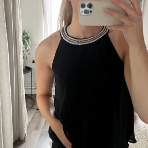 Blus vero Moda  - Svart blus från vero Moda med snygga detaljer vid halsen! 