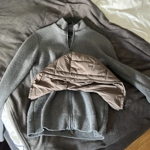 Massimo dutti kofta - En skön jacka/kofta från massimo dutti! Extremt eftertraktad och köpt för ca 5 månader sedan! Den har tyvärr aldrig kommit till användning pga storlek… skick 10/10!