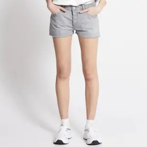 Grå jeansshorts. Bilden är tagen från Lager157s hemsida. Vill du ha bild på mina shorts är det bara att säga till! 💕