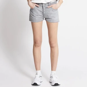 Grå shorts - Grå jeansshorts. Bilden är tagen från Lager157s hemsida. Vill du ha bild på mina shorts är det bara att säga till! 💕