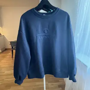 Mörkblå sweatshirt, bra skick storlek L