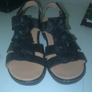 Sommar skor 🥿  - Väldig fin sommar skor 🥿. Har använts var två gånger. Storlek 38. Färg svar. Är väldigt bekväma. 