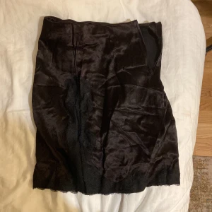 Brun satinkjol  - Brun jättefin kort  Satinkjol med svart spets som tyvärr är för liten för mig  