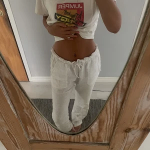 Linne byxor  - Perfekta linne byxor, skit snygg passform och de är midwaist. Köpte förra veckan men vill köpa en annan storlek💕