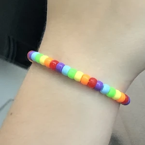 Hbtq armband🏳️‍🌈 - Pride flaggan och Pansexuell flaggan. Det finns bara dom här just nu men ska försöka fixa fler:33 kan mötas upp på närcon💪