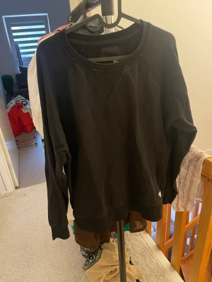 Sweatshirt tjocktröja - Svart enkel sweatshirt storlek L