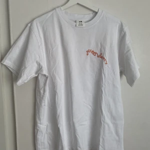 T-shirt  - Snygg t-shirt från H&M studios som jag aldrig använt, legat i garderoben och därför skrynklig☺️
