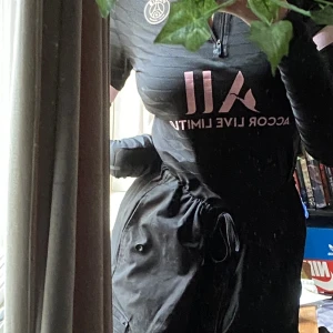 PSG tröja  - Den är äkta och i bra skick 😊 säljer för använder inte längre, den är XS men sitter som S/M. Har du frågor är det bara att skriva. 