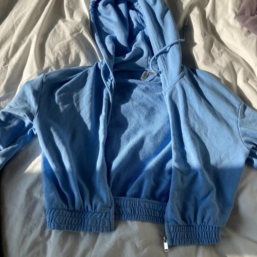 Säljer denna blåa zip-up hoodie från hm. . Hoodies.