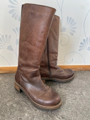 Läderstövlar - Vinterfodrade köpa på Bianco för många år sedan men är ej använda. Stl 37 . Köpta för 1800kr