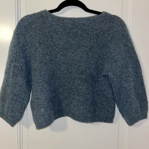 Ylletröja - Så snygg stickad tröja i ull. Den är super varm och skön och har en fin skärning! Jättefin färg till hösten och vintern. Tyvärr råkade jag krympa den i tvätten så kan inte längre ha den!