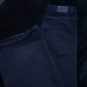 Jeans vida hela vägen ner. De är med svarta än vad de ser ut på bilden. 