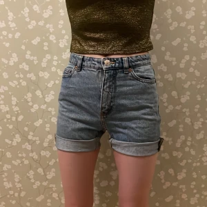 Jeansshorts - Avklippta jeans från Monki i gott skick