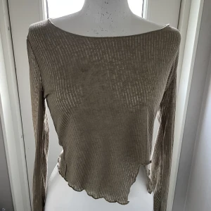 Tunn cover-up  - Söt tröja i olivgrön färg. Knappt använd. 