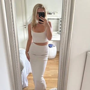 Set linne och kjol - Supergulligt set från Bershka i storlek S, aldrig använt och är som nytt! ❤️