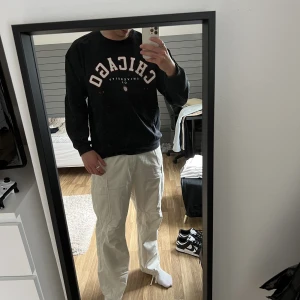 Booohoo sweat - En svart sweatshirt från Bohoo-man. Den är i lite tunnare tyg så perfekt att ha under någon schysst vår/sommar jacka