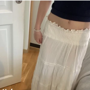 Lång kjol  - Säljer denna oandvända lång kjolen med lappen kvar ifrån Desires säljer den då den inte kommer till andvänding den är perfekt i längd. Den är köpt för 650 kr men jag säljer den för 400 pris går att diskutera💕🫶🏽
