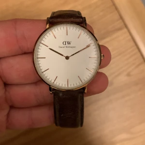 Daniel Wellington klocka - Använd men fint skick, roseguld med brunt läder, uret är 40mm