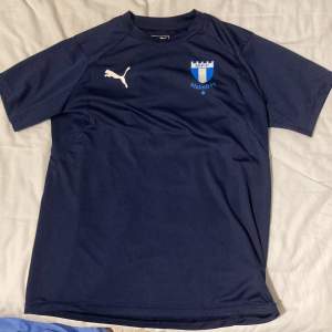 Marinblå Malmö FF tröja. Använd några gånger men är för liten❤️