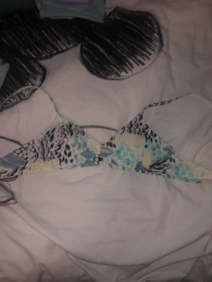 Två bikini toppar  - Två fina bikini toppar som inte används längre i storlek xs/s. Det är i väldigt gott skick.