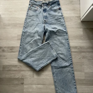 Levi’s ribcage straight - Säljer dessa högmidjade levi’s jenas i modellen ribcage straight. Säljer eftersom de inte passar mig längre. De är i storleken W26 & L29. De är i mycket bra kvalitet. Orginalpriset på dessa är 1 349kr. Jag säljer de för 800kr. 🌟
