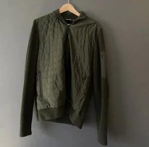 J.Lindeberg Cardigan -  J.Lindeberg Hydrid Beck Jacket.  Skön & snygg vårjacka men funkar även som höstjacka och kallare väder. Storlek M (180cm) passar även Storlek L och är ca (190cm lång) .  Ny skick, använd 3-4 gånger.  Nypris-2800kr köpt på j.lindeberg butik i jönköping. 