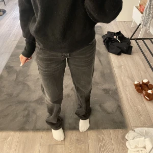 Weekday - Mina favorit jeans från weekday men som inte kommer till användning längre. Arrow. Lågmidjade och raka. Väldigt snygga. Köpta för 600kr säljer för 300kr. Knappt använda. Säljer för dom inte kommer till användning. Storlek 27/32 som m