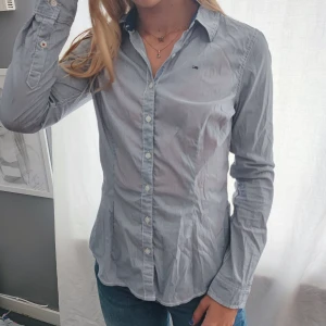 Tommy Hilfiger Skjorta. - Skicket är som oanvänd.
