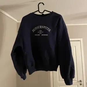 Marinblå sweatshirt som är använd få gånger. (katt finns i hemmet)