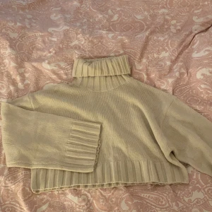 Tjocktröja  - Mysig beige tröja i superfint skick, endast använd 1 gång. 