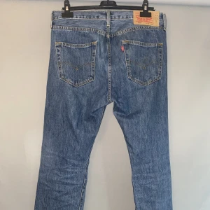 Levis 501 Jeans - Klassiska 501 jeans från Levi’s. Stl: W33, L32. Skick 9/10, använda ett fåtal gånger.