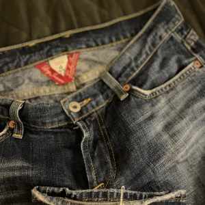 Lågmidjade jeans - Lågmidjade jeans, säljer då det ej passar mig <3