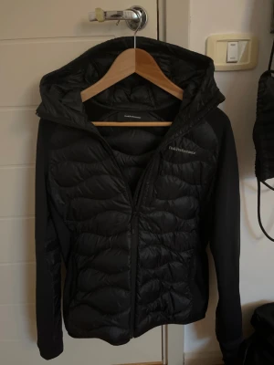 Peak performance Cardigan - Den är i väldigt bra skick knappt använd  Köpt på stadium i sickla den säljs pga att jag har köpt en ny   