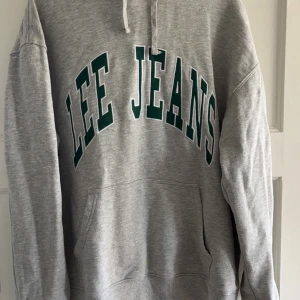 Lee Jeans Hoodie - Soft Hoodie som är perfekt att ha i vardagen. Har lite noppror på trycket men går att ta bort, storlek M. 