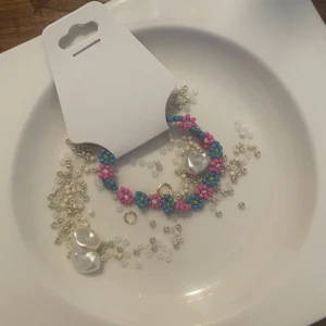 Flower bracelet - Armband i rocailles pärlor med elastisk tråd