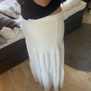 Långkjol  - Jättefin långkjol från ginatricot som tyvärr aldrig kommit till användning och är därför som helt ny☀️skriv för mer info eller frågor❣️