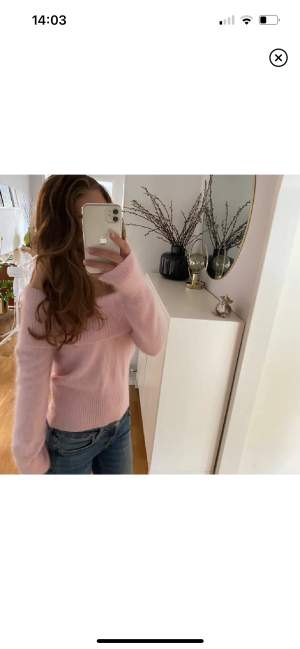 Säljer denna jättefina rosa offshoulder tröjan då den är lite stor på mig. Köpt av en annan tjej på plick varav det är hennes bilder, skriv privat om ni vill ha egna bilder eller om ni har funderingar. Tröjan är i nyskick!💕