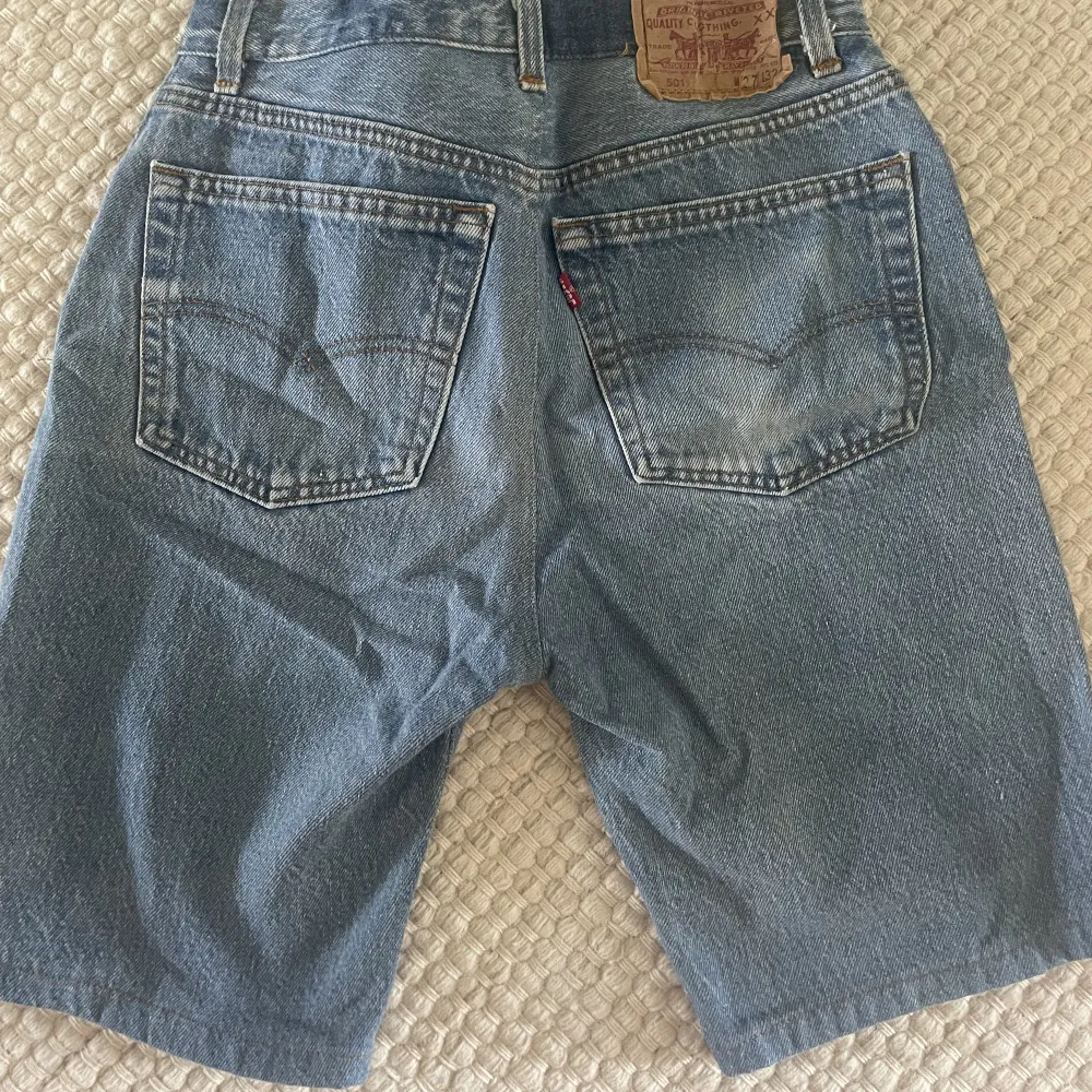 Jeans shorts från Levis  Köpta på secondhand i Köpenhamn, står ingen storlek men skulle gissa på 26 ungefär/ S . Shorts.