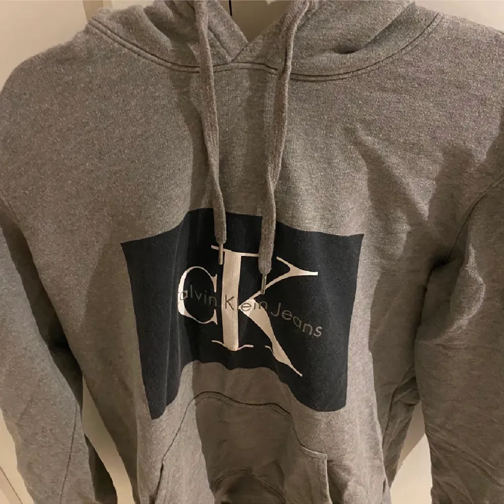 En fräsch och mysig Calvin Klein hoodie, i färgen grå, inte kommit till så mycket användning på senaste tid därav vill jag sälja den.. Hoodies.