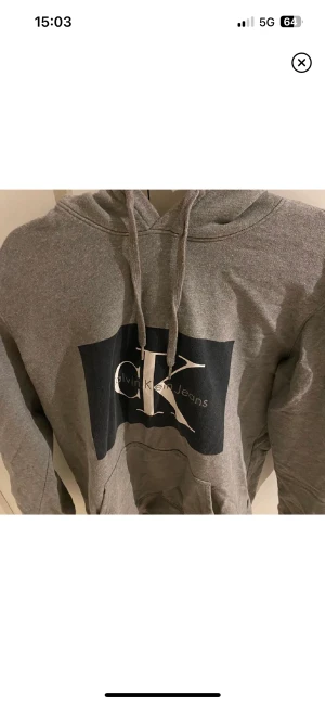 Calvin Klein  - En fräsch och mysig Calvin Klein hoodie, i färgen grå, inte kommit till så mycket användning på senaste tid därav vill jag sälja den.