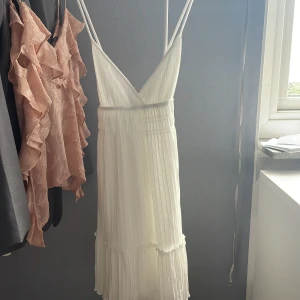 Klänning ginatricot - Fin klänning från ginatricot i M, säljes då jag ej använder den. Använd fåtal gånger. Nypris 359, säljes för 175 plus frakt.