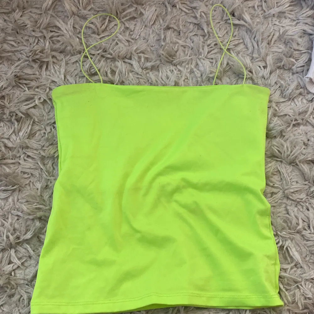 Neongrönt linne från amisu Lit nopprig. Toppar.