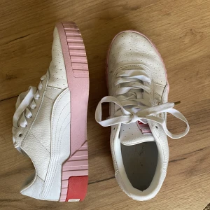 Puma sneakers  - Säljer dessa snygga Puma sneakers. Tyvär för små för mig.