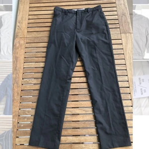 Helt oanvända hope kostymbyxor - Helt oanvända svarta kostymbyxor från hope, straight fit. Storlek 50 vilket motsvarar ungefär större medium.