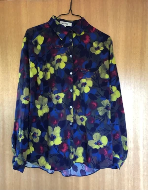 Whyred blus strl 34 - Style Karolina, jättesnyggt mönster! Fint skick, men några tråddragningar, se bild 2.  100% viskos.